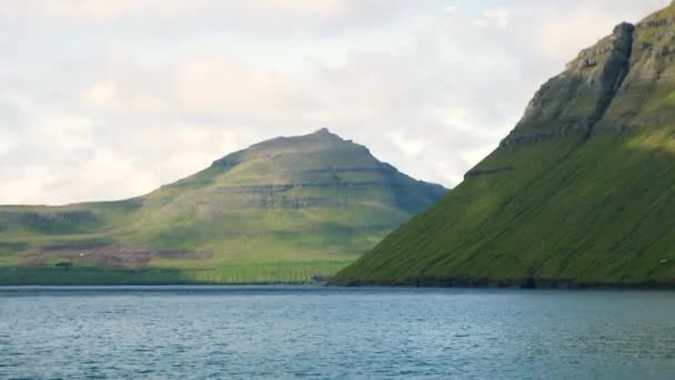 Ferry Arriving Kalsoy Island Amazing Faroese Nature Faroese Cliffs Mountains — Video Stock