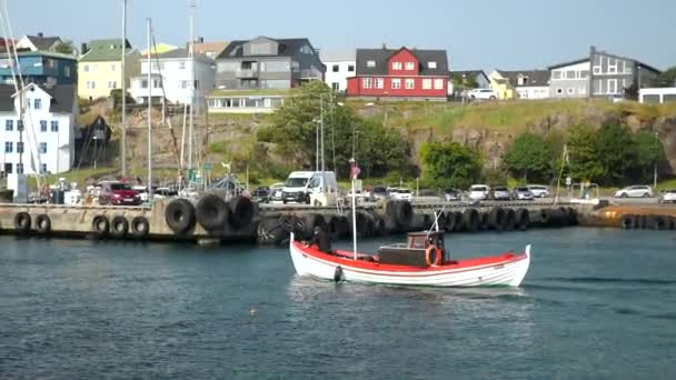 Torshavn Faroe Islands August Small Boat Arriving Harbour Torshavn Faroe — Video Stock