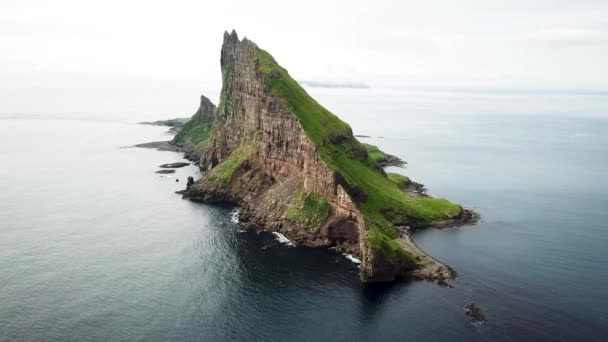 Aerial Drone View Islet Tindholmur Atlantic Ocean Faroe Islands High — Stockvideo