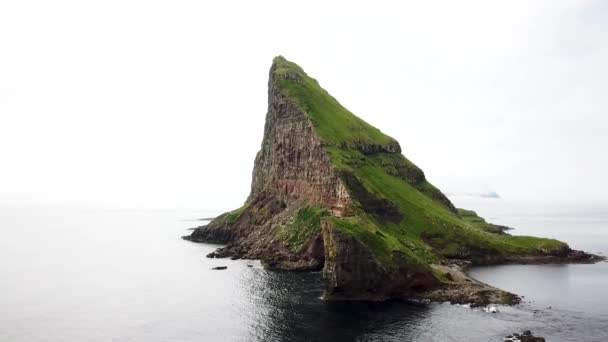 Aerial Drone View Islet Tindholmur Atlantic Ocean Faroe Islands High — Vídeo de Stock