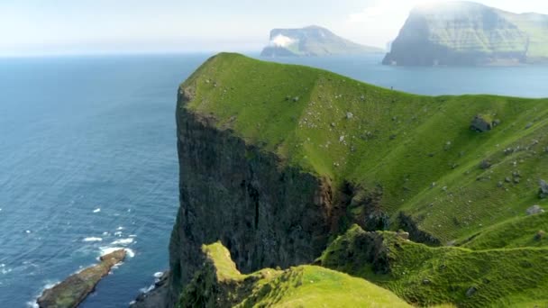 Amazing Faroese Nature Green Hills Beautiful Rocky Cliffs Mountains View — Stockvideo