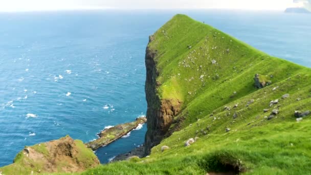 Amazing Faroese Nature Green Hills Beautiful Rocky Cliffs Mountains View — Stockvideo