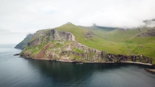 Vista Aérea Una Costa Cerca Del Pueblo Gasadalur Islas Feroe — Vídeo de stock