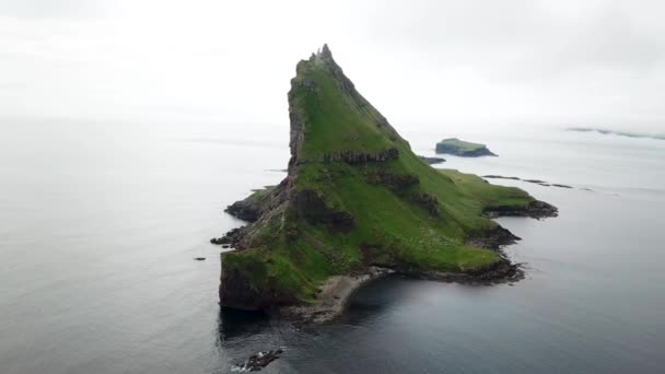 Aerial Drone View Islet Tindholmur Atlantic Ocean Faroe Islands High – stockvideo