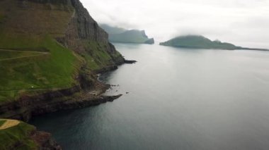 Faroe Adaları yakınlarındaki Gasadalur köyünün kıyı şeridinin havadan görüntüsü. Hvannadalur vadisi. Yüksek kalite 4k görüntü.