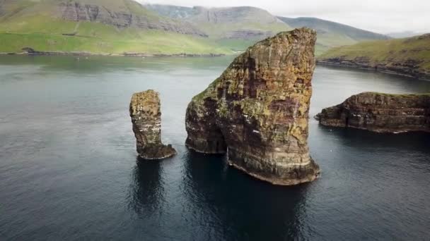 Aerial Drone View Drangarnir Sea Stack Atlantic Ocean Faroe Islands — Stockvideo
