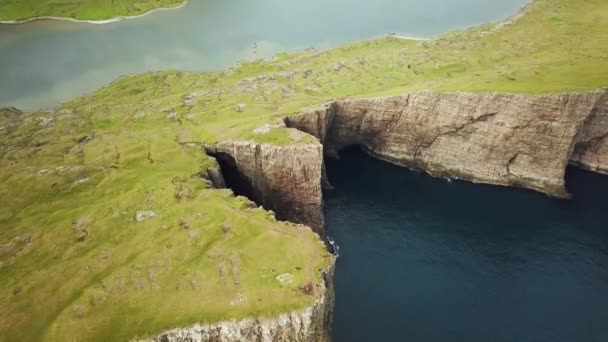 Aerial View Slave Cliff Traelanipan Sorvagsvatn Lake Leitisvatn Biggest Lake — Video