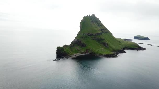 Aerial Drone View Islet Tindholmur Atlantic Ocean Faroe Islands High – stockvideo