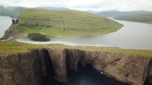 Aerial View Slave Cliff Traelanipan Sorvagsvatn Lake Leitisvatn Biggest Lake — Video