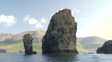 Atlantik Okyanusu 'ndaki Drangarnir Deniz Yığını' nın Faroe Adaları 'ndaki tekne manzarası. Yüksek kalite 4K görüntü. Kaya oluşumları.