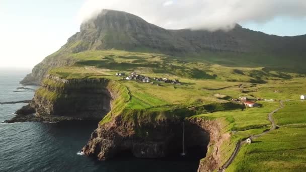 Veduta Aerea Drone Della Cascata Mulafossur Isole Faroe Piccolo Villaggio — Video Stock