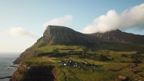Letecký Pohled Vodopád Mulafossur Faerské Ostrovy Malá Vesnice Gasadalur Hvannadalur — Stock video