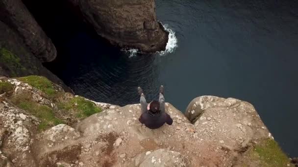 Vista Aérea Drone Homem Sentado Penhasco Escravo Traelanipan Ilhas Faroé — Vídeo de Stock