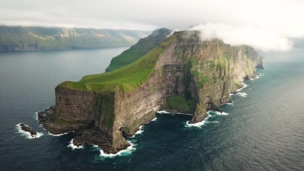 Vista Aérea Drone Ilha Kalsoy Ilhas Faroé Incrível Natureza Faroesa — Vídeo de Stock