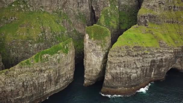 Воздушный Беспилотник Видом Даннесдрангар Фарерские Острова Удивительная Природа Огромные Скалы — стоковое видео