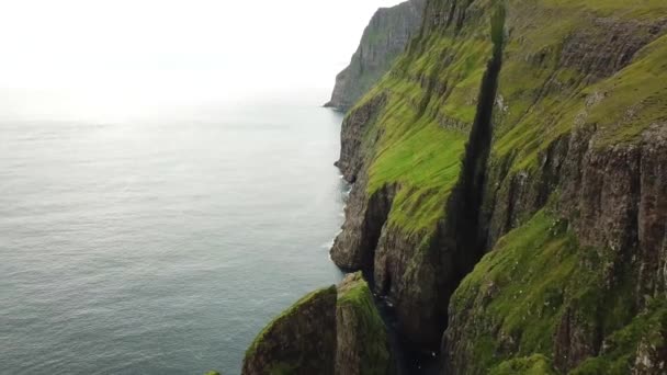 Воздушный Беспилотник Видит Человека Смотрящего Даннесдрангар Фарерские Острова Удивительная Природа — стоковое видео