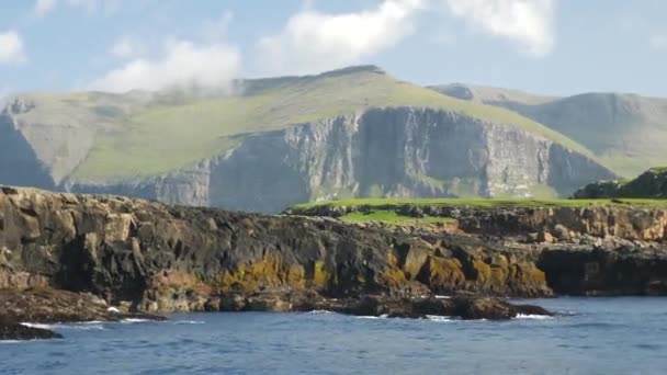Vista Barco Falésias Tindholmur Ilha Vagar Ilhas Faroé Formações Rochosas — Vídeo de Stock