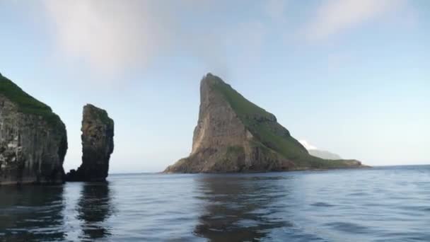 Drangarnir Tindholmur Daki Tekne Manzarası Faroe Adaları Kaya Oluşumları Drangarnir — Stok video