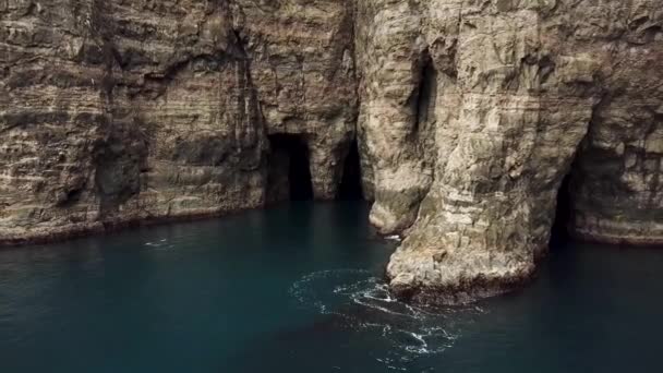 Letecký Pohled Jeskyně Pod Otrockým Útesem Nebo Traelanipanem Faerských Ostrovech — Stock video