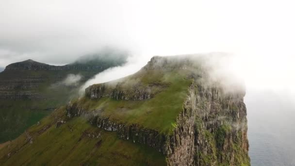 Vista Aérea Del Dron Isla Kalsoy Escondida Niebla Islas Feroe — Vídeo de stock