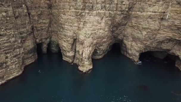 Vista Aérea Drones Cavernas Sob Penhasco Escravos Traelanipan Ilhas Faroé — Vídeo de Stock