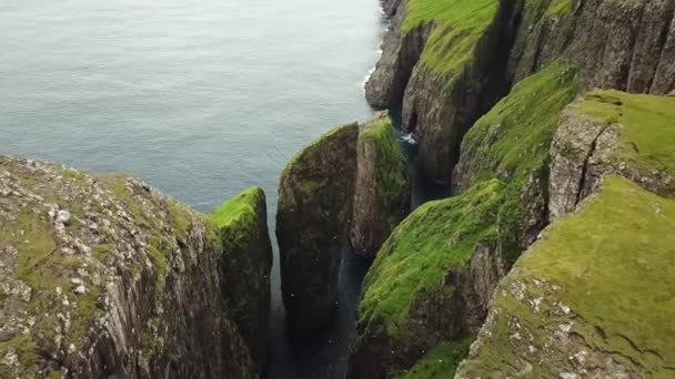 Воздушный Беспилотник Видом Даннесдрангар Фарерские Острова Удивительная Природа Огромные Скалы — стоковое видео