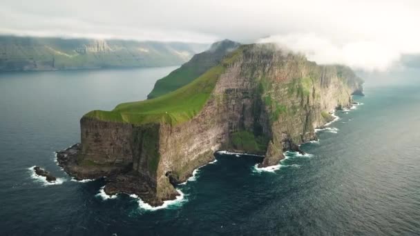 カルソイ島 フェロー諸島の空中ドローンビュー 素晴らしいフェロー諸島の自然 緑の丘 美しい岩の崖や山々 コール灯台 夏の晴れた日 ファローの映画 4K映像 — ストック動画
