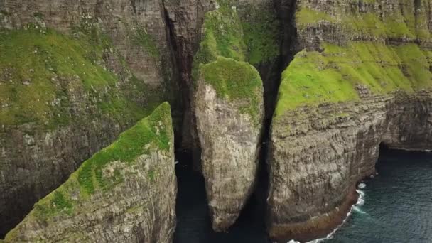 Вид Літака Dunnesdrangar Фарерські Острови Дивовижна Природа Величезні Скелі Гори — стокове відео