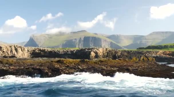Вид Море Скалах Тиндхольмура Острова Вагар Фарерские Острова Скалы Образуют — стоковое видео