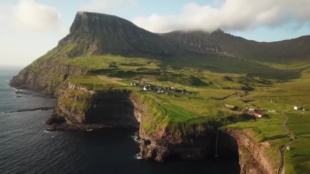 Veduta Aerea Drone Della Cascata Mulafossur Isole Faroe Piccolo Villaggio — Video Stock