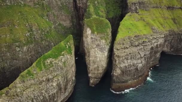 在法罗群岛的Dunnesdrangar上空俯瞰 法罗群岛惊人的自然 巨大的悬崖和山脉 Vagar岛 许多飞行的海鸟 夏日阳光灿烂 高质量的4K镜头 — 图库视频影像