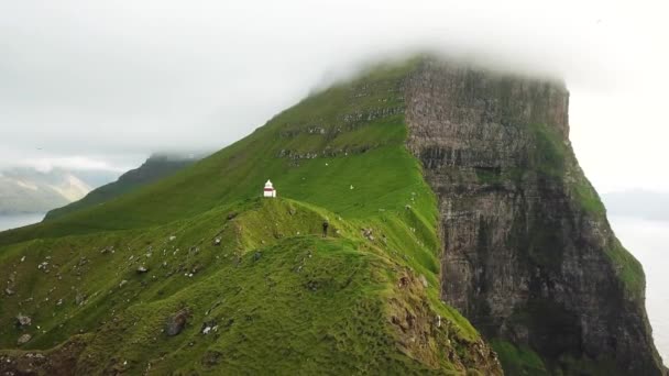Vista Aérea Drone Ilha Kalsoy Com Homem Penhasco Ilhas Faroé — Vídeo de Stock
