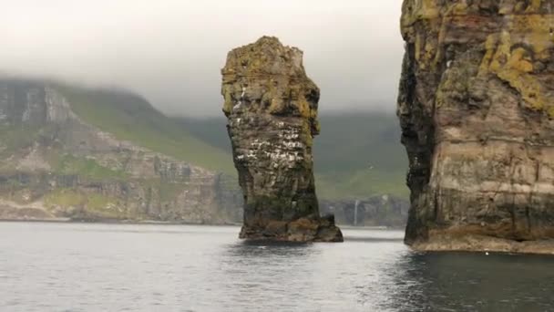 Вид Небольшую Горную Породу Рядом Стеком Дрангарнира Атлантическом Океане Фарерские — стоковое видео