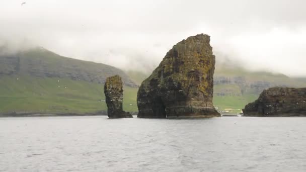 Båtutsikt Drangarnir Sea Stack Atlanterhavet Færøyene Opptak Høy Kvalitet Bergformasjoner – stockvideo
