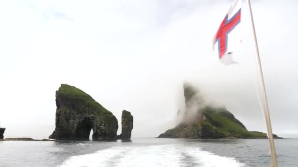 Båtsikt Drangarnir Tindholmur Med Færøysk Flagg Færøyene Bergformasjoner Drangarnir Sea – stockvideo