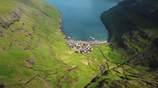 Vista Aérea Del Pueblo Tjornuvik Islas Feroe Típicas Casas Antiguas — Vídeo de stock