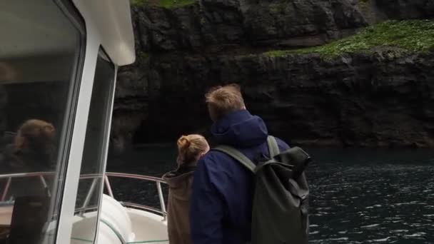 Mykines Faeröer Aug Boot Komt Een Baai Van Hoge Kliffen — Stockvideo