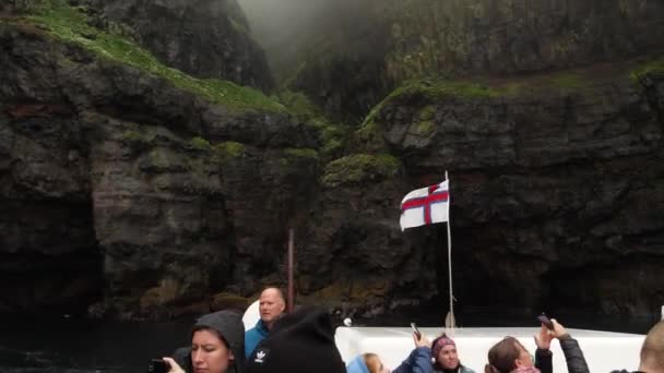 法罗群岛Mykines 8月23日 在法罗群岛Mykines岛 一条船驶入一个隐藏在雾中的悬崖湾 法罗群岛国旗Faroese Flag 高质量的4K镜头 — 图库视频影像