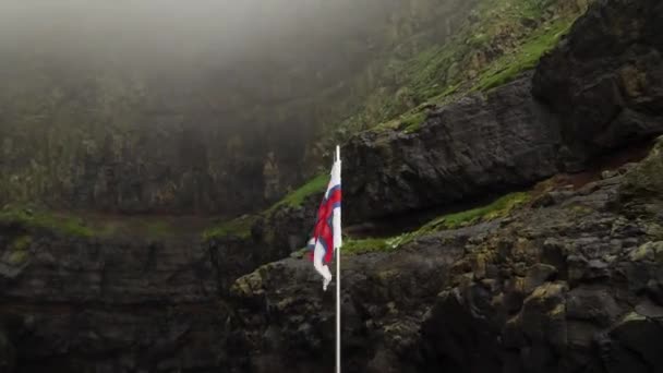 在法罗群岛的Mykines岛 小船离开了一个被浓雾遮掩的高山悬崖湾 法罗群岛国旗Faroese Flag 高质量的4K镜头 — 图库视频影像