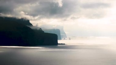 Kallur Deniz fenerinden bir görüntü. Muhteşem Faroe doğası, yeşil tepeler ve güzel kayalıklar ve dağlar. Kalsoy Adası 'ndan Eysturoy' a manzara.