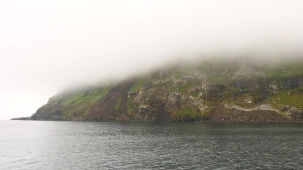 在法罗群岛Vagar岛旁边的一艘船上破碎 隐藏在雾中的小山 高质量的4K镜头 — 图库视频影像