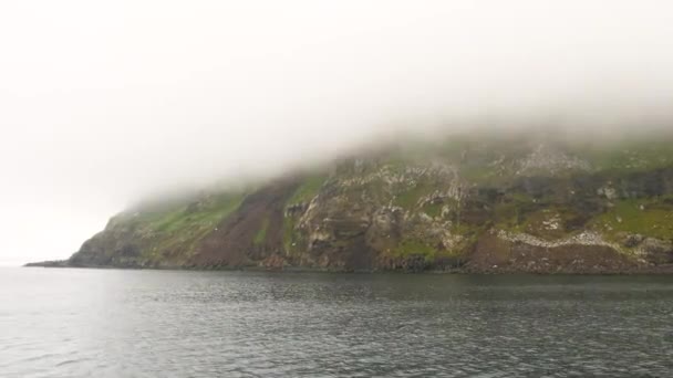 Krusning Båt Bredvid Vagar Island Färöarna Kullar Gömda Dimman Högkvalitativ — Stockvideo