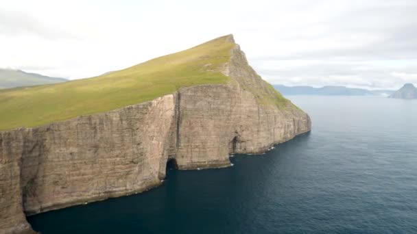 Sebuah Gunung Besar Atau Formasi Batu Sebelah Danau Sorvagsvatn Atau — Stok Video