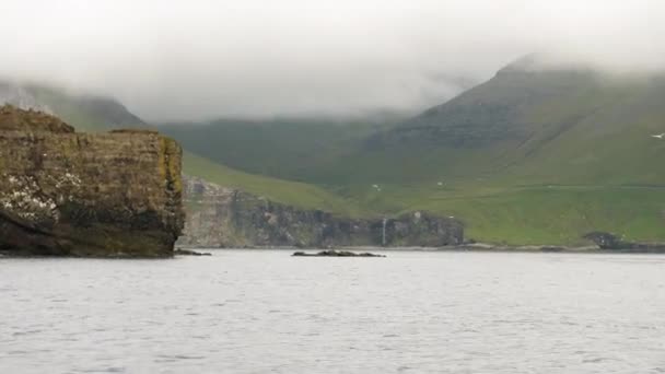 Вид Човна Скелі Острів Вагар Захований Тумані Фарерські Острови Скеля — стокове відео