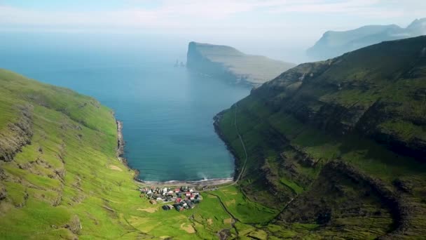 Luftdrone Udsigt Tjornuvik Landsby Færøerne Typiske Gamle Færøske Huse Med – Stock-video