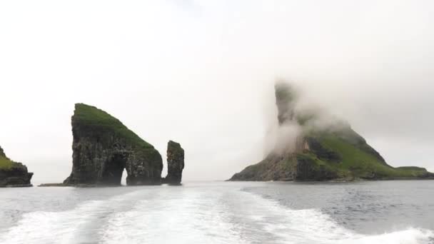 DrangarnirとTindholmurのボートビュー フェロー諸島 岩の形成Drangarnir Sea Stackと大西洋のTindholmur島 高品質4K映像 — ストック動画