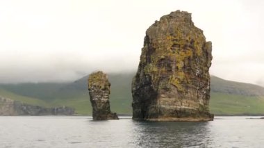 Atlantik Okyanusu 'ndaki Drangarnir Deniz Yığını' nın Faroe Adaları 'ndaki tekne manzarası. Yüksek kalite 4K görüntü. Kaya oluşumları.