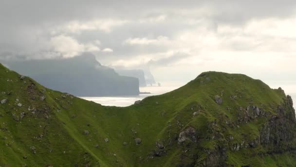 Vista Faro Kallur Incredibile Natura Faroese Verdi Colline Belle Scogliere — Video Stock