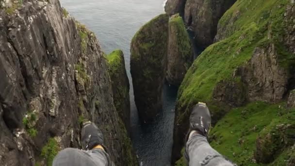 Beautiful View Dunnesdrangar Faroe Islands Чоловічі Ноги Звисають Скелі Вагарі — стокове відео