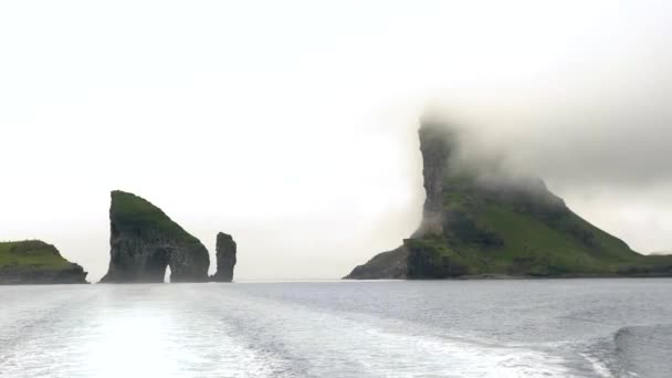 Pemandangan Kapal Drangarnir Dan Tindholmur Kepulauan Faroe Formasi Batu Stack — Stok Video